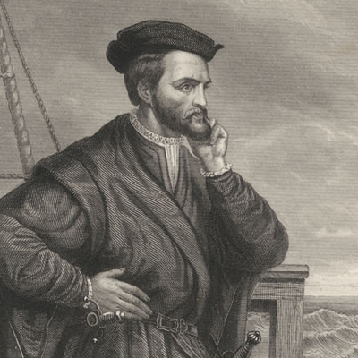 Navigateur français né à Saint-Malo, Jacques Cartier part à la recherche d’un passage nord-ouest vers l’Asie, mais atteint plutôt, en 1534, le golfe du Saint-Laurent. Il revient en 1535, guidé par Taignoagny et Domagaya, et devient alors le premier Européen à remonter aussi loin à l’ouest le fleuve Saint-Laurent, jusqu’à Hochelaga (où se trouve aujourd’hui Montréal) et jusqu’aux rapides de Lachine.